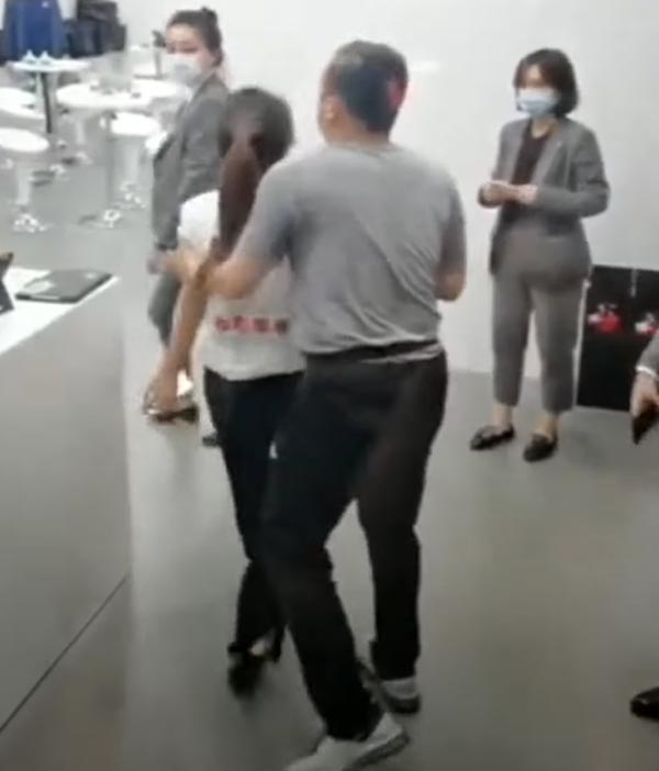 2021 షాంఘై ఆటో షోలో టెస్లా కంపెనీపై విరుచుకుపడ్డ యువతి [వీడియో]