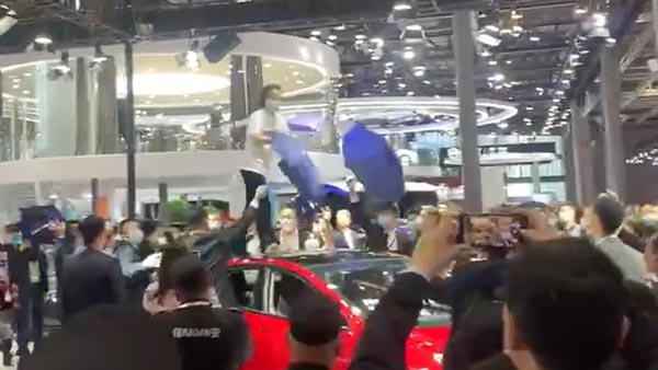 2021 షాంఘై ఆటో షోలో టెస్లా కంపెనీపై విరుచుకుపడ్డ యువతి [వీడియో]