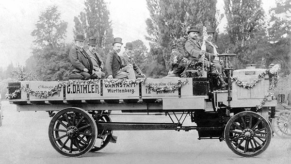 చూడటానికి ఎద్దుల బండిలా ఉంది, కానీ ఇది ప్రపంచంలోనే మొట్టమొదటి ట్రక్!