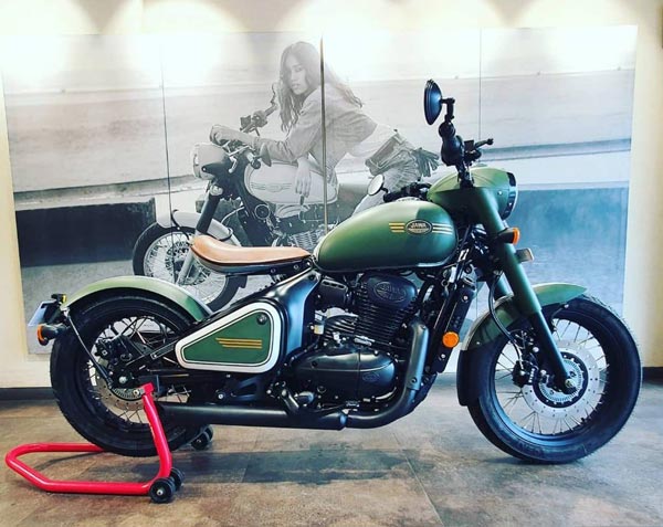 సూపర్ స్టైలిష్ మాట్టే గ్రీన్ కలర్ జావా పెరాక్ బైక్.. చూసారా..!