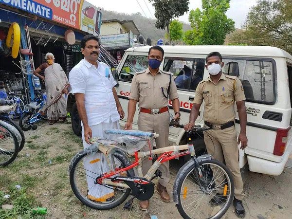 సైకిల్ దొంగిలించిన బాలుడికి షాకింగ్ సర్‌ప్రైజ్ ఇచ్చిన పోలీసులు!