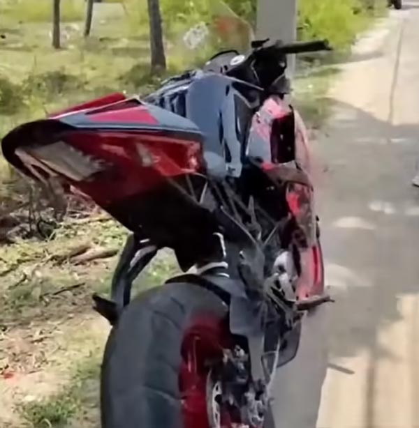 పోలీస్ స్టేషన్ ముందే బైక్ స్టంట్ చేసిన యువకుడు.. తర్వాత ఏమైందంటే?