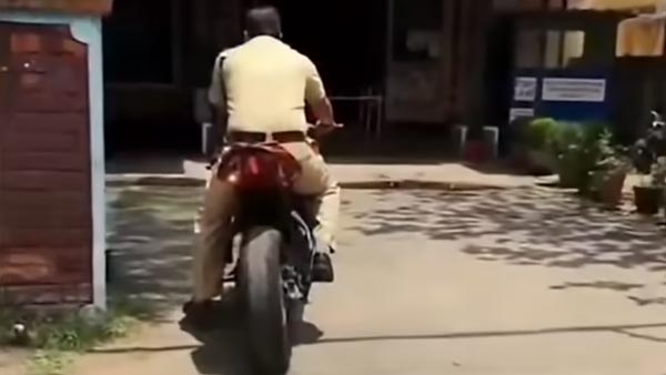 పోలీస్ స్టేషన్ ముందే బైక్ స్టంట్ చేసిన యువకుడు.. తర్వాత ఏమైందంటే?