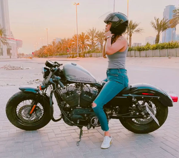 హార్లే డేవిడ్సన్‌ బైక్‌పై కనిపించిన మమతా మోహన్‌దాస్ [వీడియో]