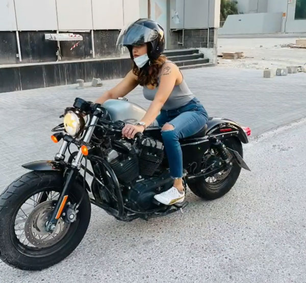 హార్లే డేవిడ్సన్‌ బైక్‌పై కనిపించిన మమతా మోహన్‌దాస్ [వీడియో]