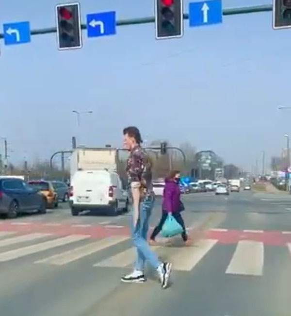 ట్రాఫిక్ సిగ్నల్‌లో మైఖేల్ జాక్సన్ మూన్‌వాక్ చేసిన యువకుడు [వీడియో]