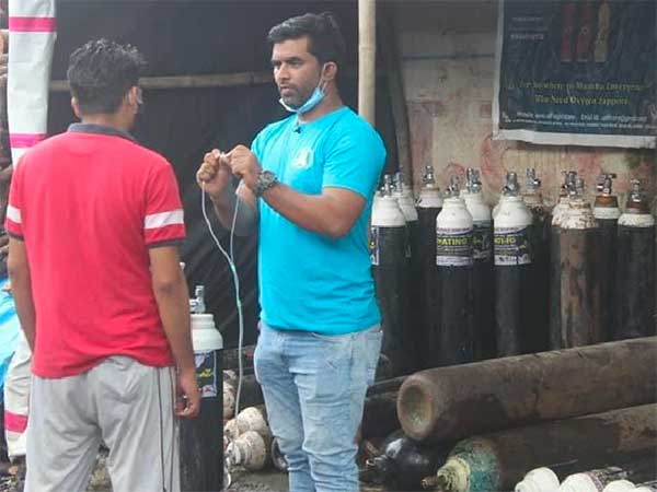 సొంత కారు అమ్మి ప్రజలకు ఉచితంగా సేవ చేస్తున్న రియల్ హీరో.. ఎవరో తెలుసా?