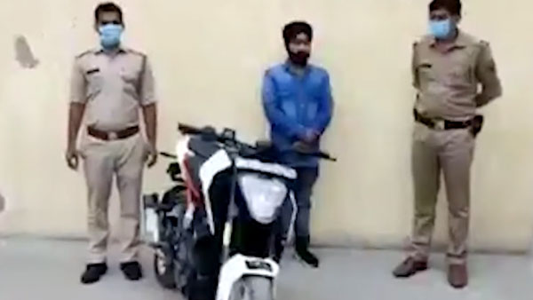 సోషల్ మీడియాలో పాపులర్ అవ్వాలని పోలీసులచే అరెస్ట్ అయ్యాడు.. ఎందుకంటే?