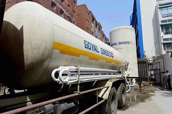 యుద్ధ విమానాల ద్వారా ఆక్సిజెన్ ట్యాంకర్స్ సరఫరా