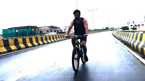 భాగ్యనగరంలో సైకిల్‌పై కనిపించిన సోనూసూద్ [వీడియో]