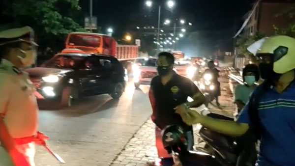 నైట్ కర్ఫ్యూ; ఒక్కరోజులో 68 వాహనాల స్వాధీనం.. ఎక్కడో తెలుసా? నైట్ కర్ఫ్యూ; ఒక్కరోజులో 68 వాహనాల స్వాధీనం.. ఎక్కడో తెలుసా?