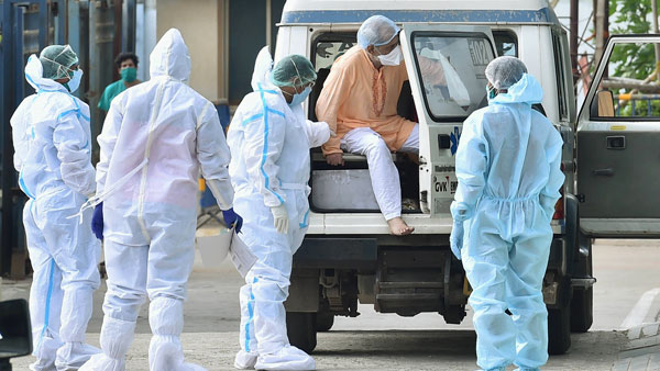 కరోనా వేళ అంబులెన్స్ డ్రైవర్ల అరాచకాలకు అడ్డుకట్ట; నోయిడా పోలీస్ 