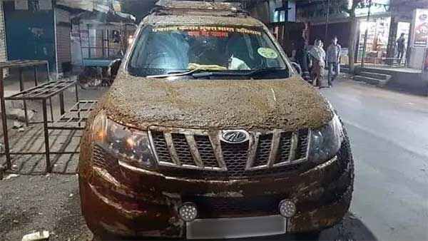 నట్టింట్లో వైరల్; తిరుమలలో కనిపించిన ఆవు పేడ పూసిన కార్ 