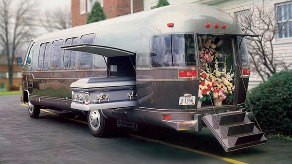 హంటింగ్ గేమ్ రూమ్‌గా మారిన 1980 కాలం నాటి అంత్యక్రియల కోచ్!