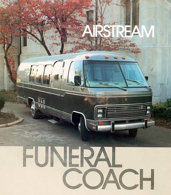 హంటింగ్ గేమ్ రూమ్‌గా మారిన 1980 కాలం నాటి అంత్యక్రియల కోచ్!