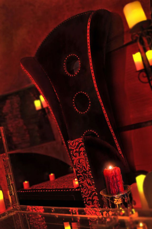 హంటింగ్ గేమ్ రూమ్‌గా మారిన 1980 కాలం నాటి అంత్యక్రియల కోచ్!