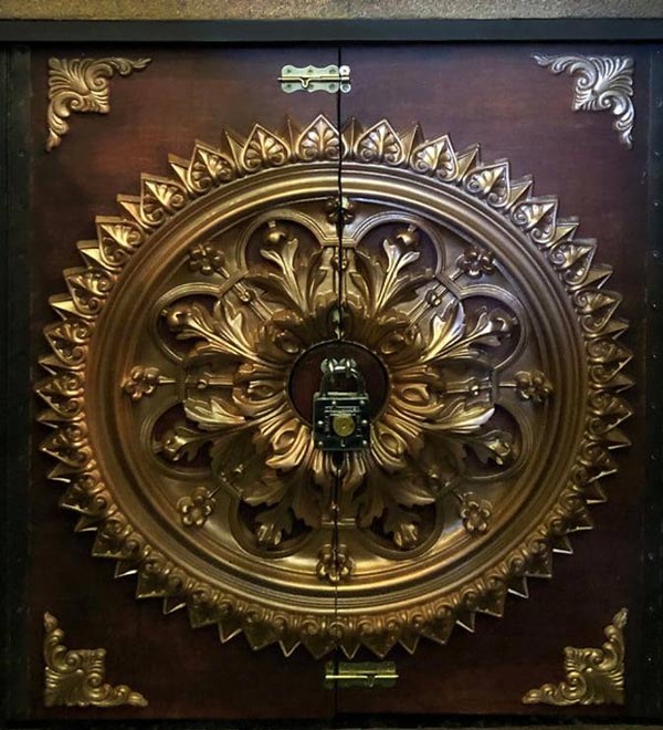 హంటింగ్ గేమ్ రూమ్‌గా మారిన 1980 కాలం నాటి అంత్యక్రియల కోచ్!