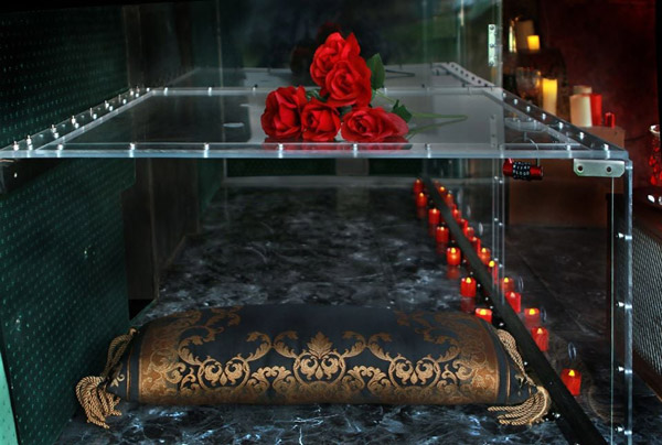 హంటింగ్ గేమ్ రూమ్‌గా మారిన 1980 కాలం నాటి అంత్యక్రియల కోచ్!