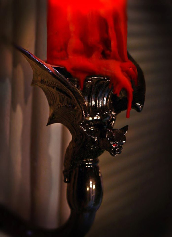 హంటింగ్ గేమ్ రూమ్‌గా మారిన 1980 కాలం నాటి అంత్యక్రియల కోచ్!