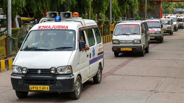 విధుల్లో ఉన్న అంబులెన్స్ డ్రైవర్ తన తల్లి మరణ వార్త విన్నాడు.. కానీ.. 