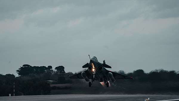 రాఫెల్ యుద్ధ విమానానికి, బుగాటి సూపర్ కారుకి పోటీ: ఎవరు గెలిచారో తెలిస్తే షాక్!