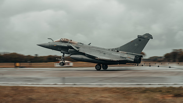 రాఫెల్ యుద్ధ విమానానికి, బుగాటి సూపర్ కారుకి పోటీ: ఎవరు గెలిచారో తెలిస్తే షాక్!