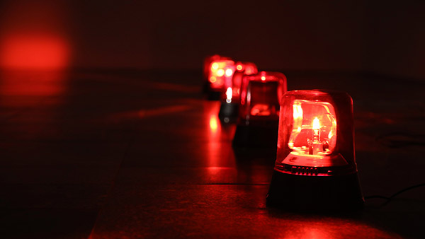 ఎమర్జెన్సీ వాహనాల్లో రెడ్ అండ్ బ్లూ కలర్ లైట్స్ ఎందుకు ఉపయోగిస్తారో తెలుసా..?