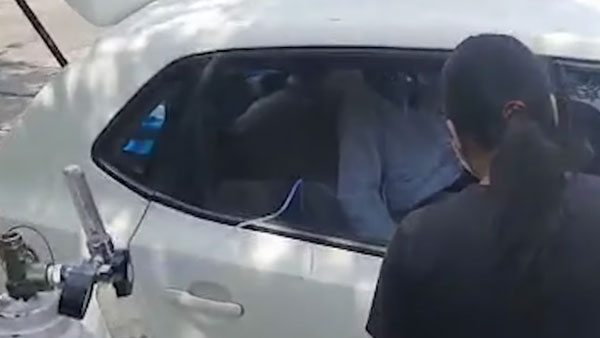 కరోనా రోగుల కోసం కార్లనే మొబైల్ హాస్పిటల్స్‌గా మార్చిన యువకులు