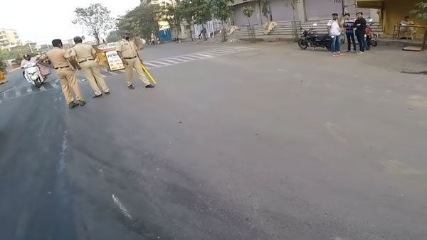 కవాసకి జెడ్ 900 సూపర్ బైక్‌ రైడ్ చేసిన ఫ్రెండ్లీ పోలీస్ [వీడియో]