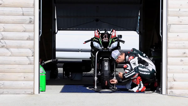 వేలానికి జోనాథన్ రియా కవాసకి జెడ్ఎక్స్-10 ఆర్ఆర్ రేస్ బైక్