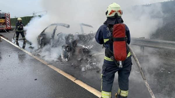 కోట్ల విలువ చేసే కారు నడి రోడ్డులో కాలిపోయింది.. కారణం ఏమంటే?