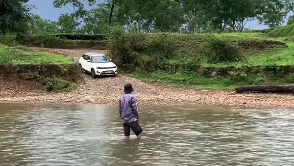 ప్రవహించే నదిలో మహీంద్రా ఎక్స్‌యూవీ 300; వైరల్ అవుతున్న వీడియో
