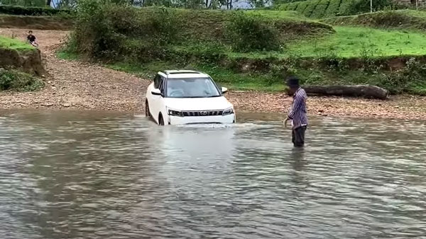ప్రవహించే నదిలో మహీంద్రా ఎక్స్‌యూవీ 300; వైరల్ అవుతున్న వీడియో