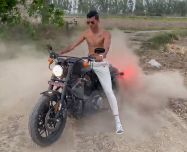 హార్లే డేవిడ్సన్ బైక్‌తో దుమ్మురేపుతున్న నవదీప్ సైని [వీడియో]