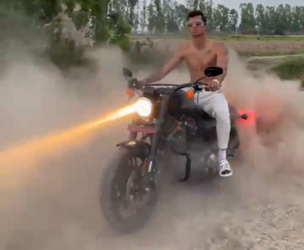 హార్లే డేవిడ్సన్ బైక్‌తో దుమ్మురేపుతున్న నవదీప్ సైని [వీడియో]