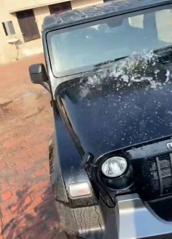 గిఫ్ట్‌గా పొందిన థార్ ఎస్‌యూవీలో ఆఫ్-రోడ్ డ్రైవ్ చేసిన క్రికెటర్ [వీడియో]