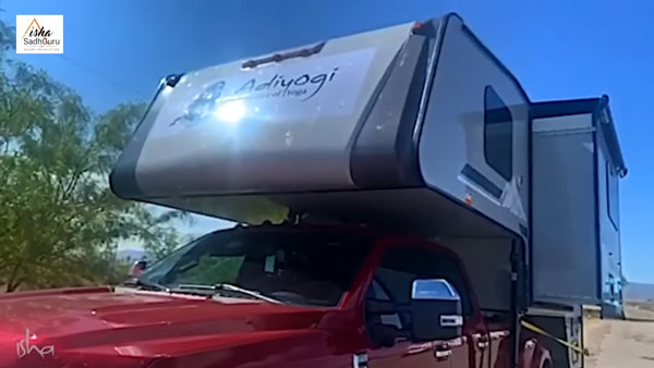 కస్టమైజ్ ఫోర్డ్ పిక్-అప్ ట్రక్కు డ్రైవ్ చేస్తూ కనిపించిన 'సద్గురు జగ్గీ వాసుదేవ్': వివరాలు