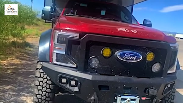 కస్టమైజ్ ఫోర్డ్ పిక్-అప్ ట్రక్కు డ్రైవ్ చేస్తూ కనిపించిన 'సద్గురు జగ్గీ వాసుదేవ్': వివరాలు