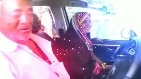 కొడుకులు ఇచ్చిన గిఫ్ట్‌కి ఆనందంతో మురిసిపోయిన తల్లిదండ్రులు[వీడియో]