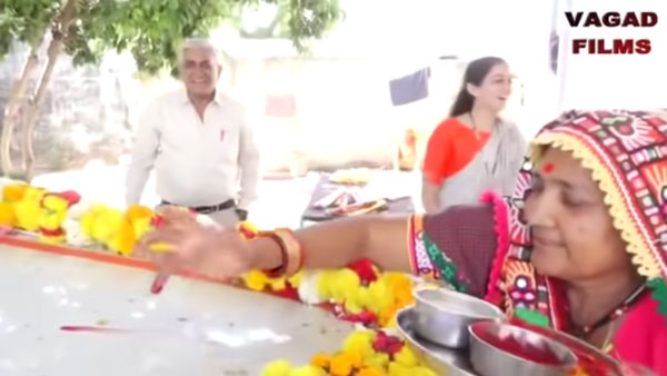 కొడుకులు ఇచ్చిన గిఫ్ట్‌కి ఆనందంతో మురిసిపోయిన తల్లిదండ్రులు[వీడియో]