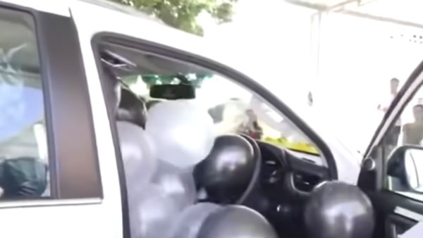 కొడుకులు ఇచ్చిన గిఫ్ట్‌కి ఆనందంతో మురిసిపోయిన తల్లిదండ్రులు[వీడియో]