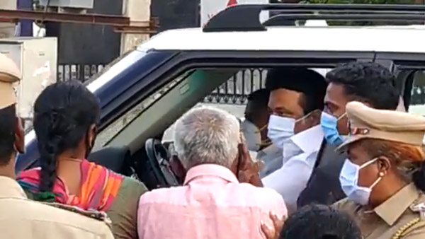 రోడ్డుపై అకస్మాత్తుగా కాన్వాయ్ ఆపిన తమిళనాడు సీఎం.. తరువాత ఏం జరిగిందంటే? రోడ్డుపై అకస్మాత్తుగా కాన్వాయ్ ఆపిన తమిళనాడు సీఎం.. తరువాత ఏం జరిగిందంటే?