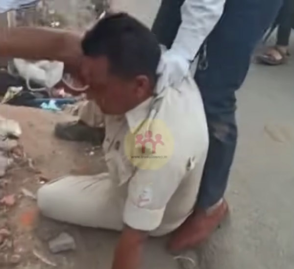 నడి రోడ్డుపై కొట్టుకున్న ఇద్దరు పోలీసులు[వీడియో].. కారణం ఏమిటంటే?