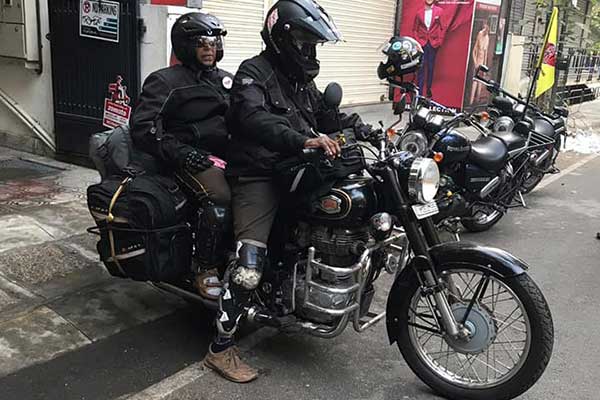 కరోనా కాటుకి బలైపోయిన బుల్లెట్ బైక్‌పై లాంగ్ డ్రైవ్స్ చేసే వృద్ధ జంట; వివరాలు
