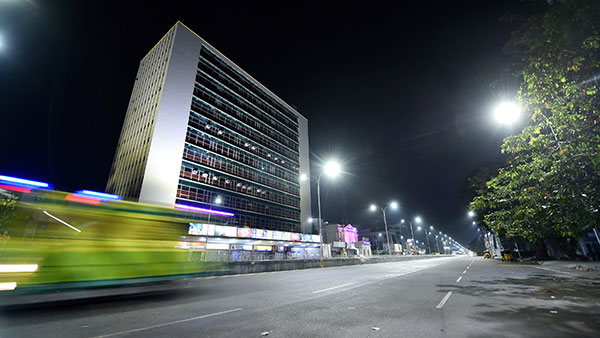 కరోనా రోగులకోసం అంబులెన్సులుగా మారిన ఆటో రిక్షాలు.. ఎక్కడనుకుంటున్నారా..!