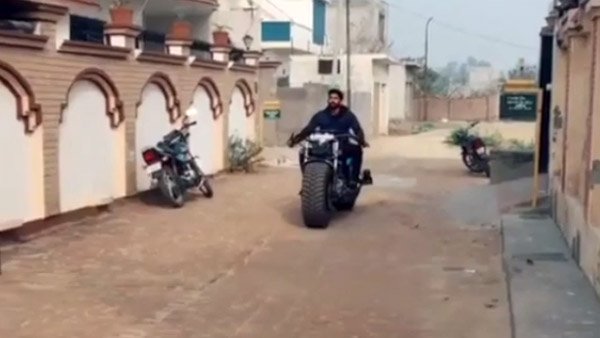 ఈ బైక్ ఏదో గుర్తించగలరా.. ఒక్కసారి చూసి ట్రై చేయండి 