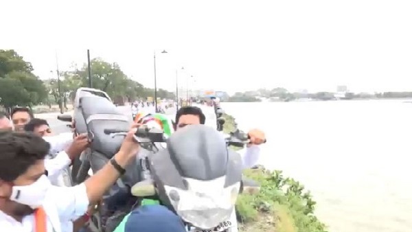 హుస్సేన్ సాగర్‌లోకి బైక్ విసిరేసిన యూత్ కాంగ్రేస్ కార్యకర్త.. ఎందుకో తెలుసా?