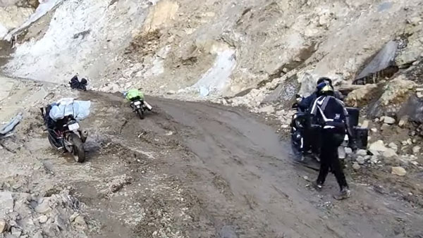 ఇద్దరు రైడర్స్ నెట్టినా ముందుకు కదలని లగ్జరీ బైక్ [వీడియో]