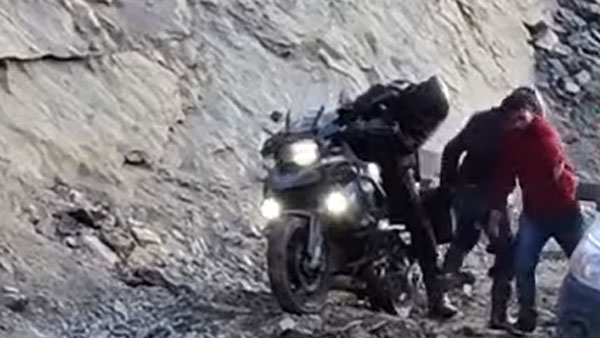 ఇద్దరు రైడర్స్ నెట్టినా ముందుకు కదలని లగ్జరీ బైక్ [వీడియో]