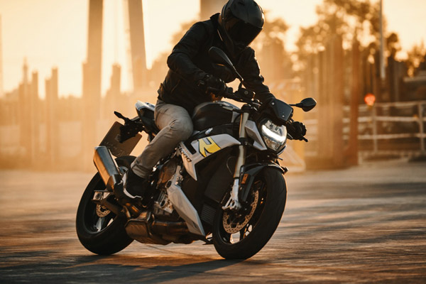 దేశీయ మార్కెట్లో 2021 BMW S1000R విడుదల; ధర & పూర్తి వివరాలు